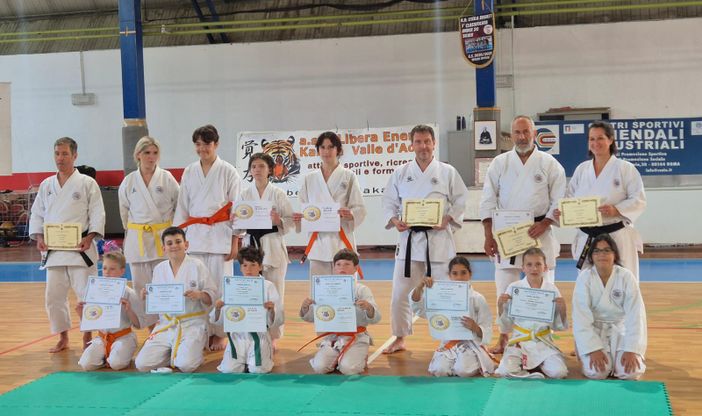 foto (in ordine) di gruppo finale, foto diplomi Dan, con il Maestro Carcassi, foto nuovi allenatori, istruttori e foto diplomi di kyu foto (in ordine) di gruppo finale, foto diplomi Dan, con il Maestro Carcassi, foto nuovi allenatori, istruttori e foto diplomi di kyu
