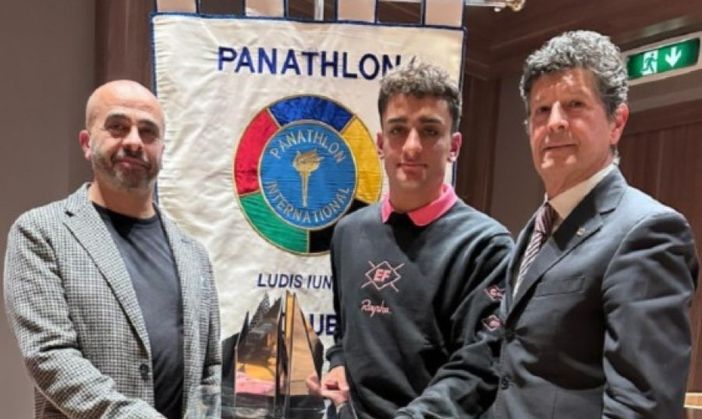 A destra Piercarlo Lunardi alla preniazione del ciclista Filippo Agostinacchio vinciotre del premio Panathlon 2025, intitolato alla memoria del giornalista Renato Godio
