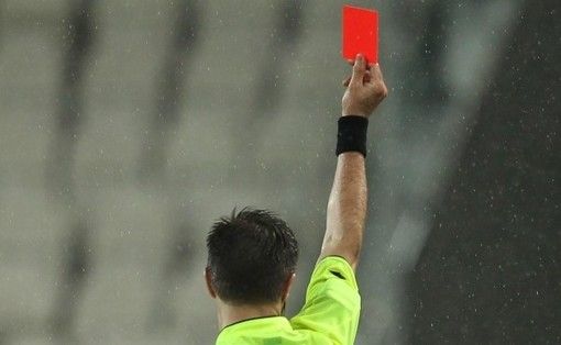 Calcio: Resta un metro e mezzo la distanza minima tra arbitro e giocatore