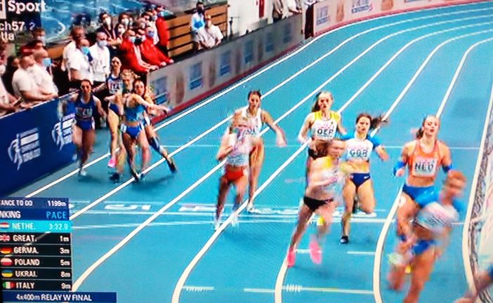 Eleonora Marchiando in alto quando riceve il testimone