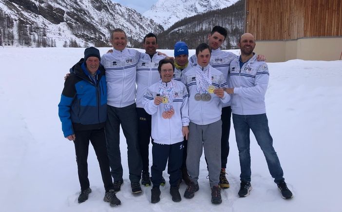 Alex Grivon al centro con cappellino azzurro Alex Grivon al centro con cappellino azzurro