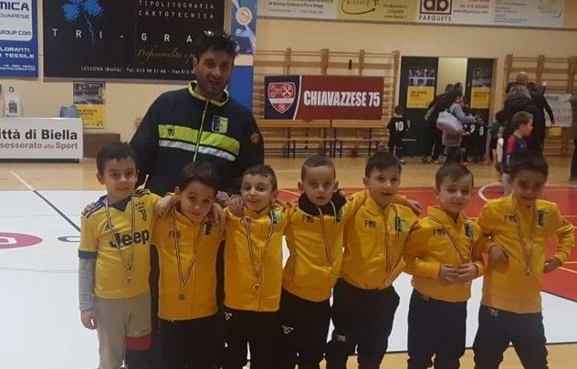 Nella foto di trepertorio Larry Romano con una cucciolata di aspirani calciatori Nella foto di trepertorio Larry Romano con una cucciolata di aspirani calciatori