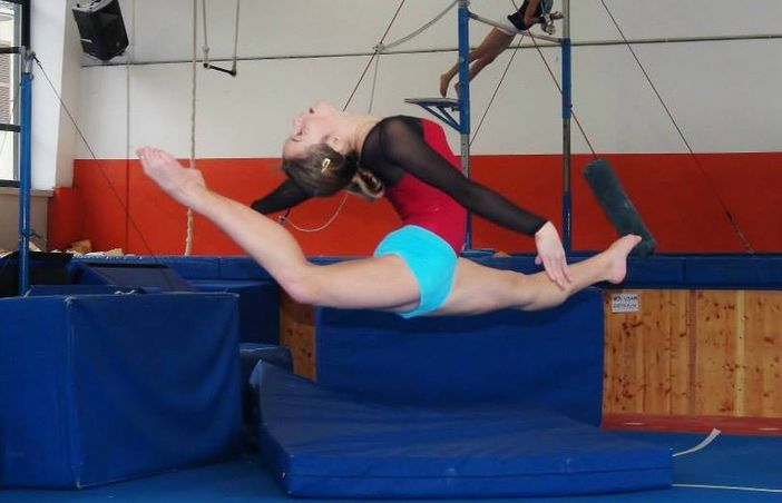 Alexia Angelini in un salto artistico al corpo libero Alexia Angelini in un salto artistico al corpo libero