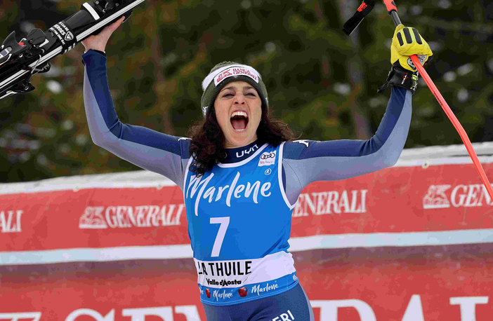 Federica Brignone esulta per Coppa del Mondo Combinata conquista a La Thuile il 29 febbraio
