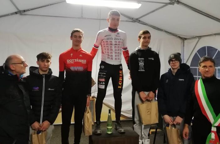 Andrea Carbone a sinistra del gradino più alto Andrea Carbone a sinistra del gradino più alto