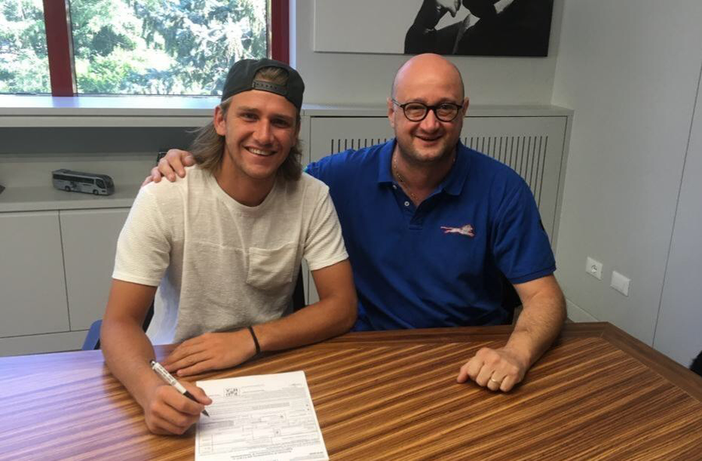 François Dayné e patron Calliera alla firma del contratto François Dayné e patron Calliera alla firma del contratto