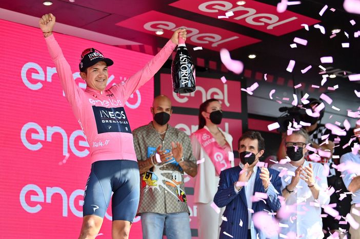 Richard Carapaz premiato sul podio di Torino da Marcell Jacobs, Campione Olimpico dei 100 metri, e da Urbano Cairo, Presidente di RCS MediaGroup Richard Carapaz premiato sul podio di Torino da Marcell Jacobs, Campione Olimpico dei 100 metri, e da Urbano Cairo, Presidente di RCS MediaGroup