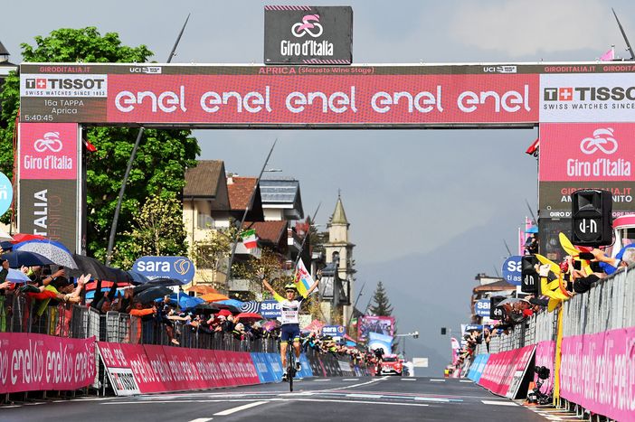 GIRO D'ITALIA: HIRT, UNA PRIMA DA LEGGENDA. LOTTA APERTA PER LA GENERALE CON 4 CORRIDORI IN MENO DI 1'