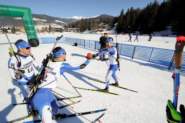 Scambio di saluti tra i membri della Pattuglia maschile Scambio di saluti tra i membri della Pattuglia maschile
