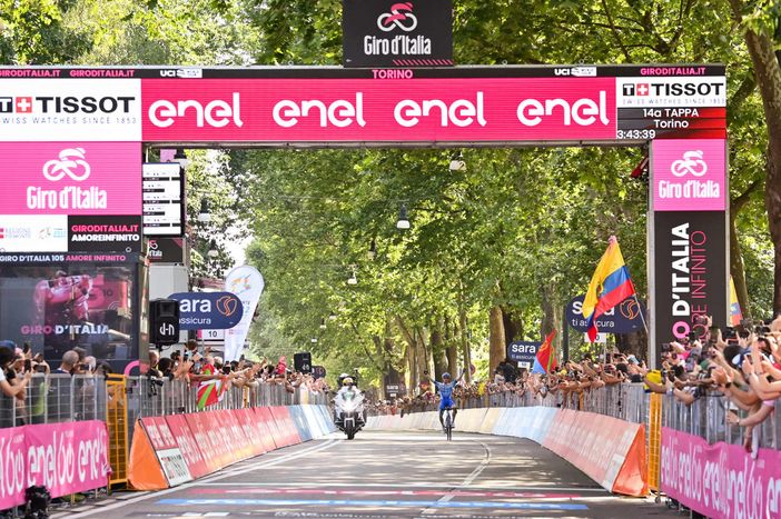 GIRO D'ITALIA: YATES VINCE UNA TAPPA PIROTECNICA, CARAPAZ SI VESTE DI ROSA