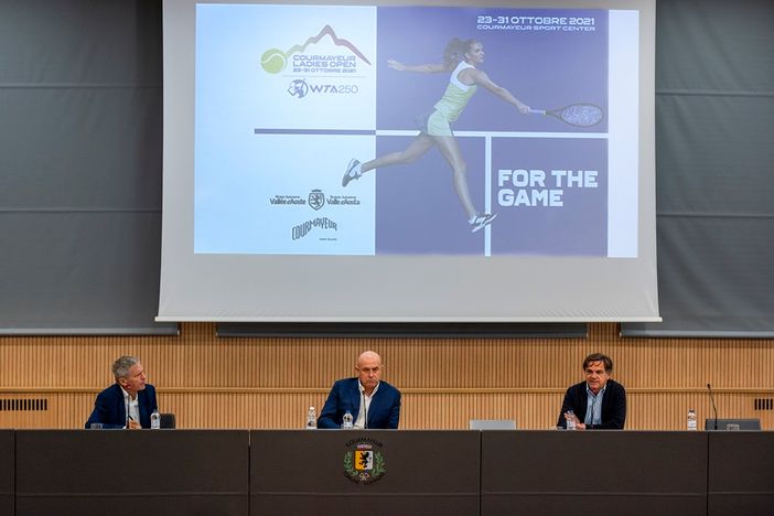 Da sinistra Vincenzo Martucci, Carlo Alagna e Roberto Rota, sindaco di Courmayeur. Nell'articolo Carlo Alagna e Roberto Rota. (foto Carlo Alagna e Roberto Rota) Da sinistra Vincenzo Martucci, Carlo Alagna e Roberto Rota, sindaco di Courmayeur. Nell'articolo Carlo Alagna e Roberto Rota. (foto Carlo Alagna e Roberto Rota)
