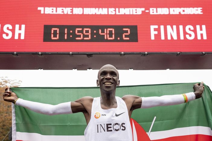 Eliud Kipchoge è il primo uomo a correre  42 km e 195 metri della maratina Eliud Kipchoge è il primo uomo a correre  42 km e 195 metri della maratina