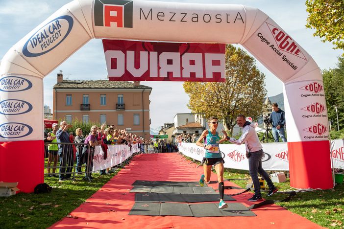 Catherine Bertone all'arrivo della Mezzaosta 2019 applaudita da Jean Dondeynaz presidente Fidal VdA Catherine Bertone all'arrivo della Mezzaosta 2019 applaudita da Jean Dondeynaz presidente Fidal VdA