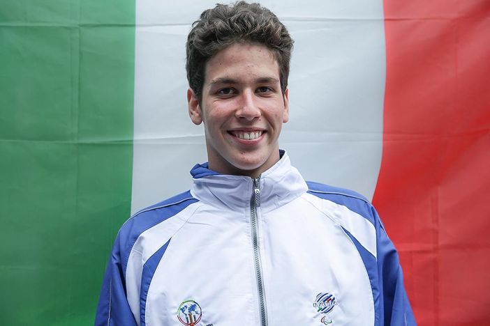 Misha Palazzo, l'atleta più medagliato degli EPYG, è il Portabandiera alla Cerimonia di chiusura