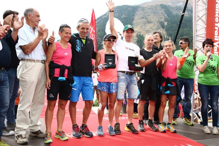 Foto di gruppo degli atleti premiati insieme al concorrente e Presidente della Giunta, Augusto Rollandin (primo da sx)