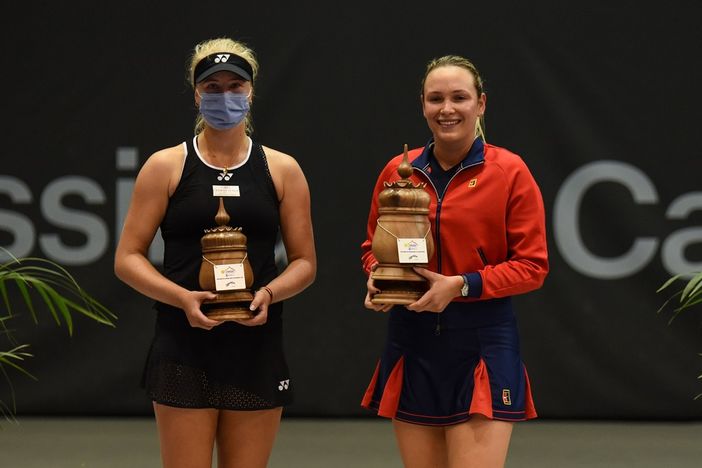 A destra Dona Vekic. Nell'articolo La vincitrice insieme ai raccattapalle e al vicesindaco di Courmayeur Federico Marco Perrin (foto By Francesco Peluso) A destra Dona Vekic. Nell'articolo La vincitrice insieme ai raccattapalle e al vicesindaco di Courmayeur Federico Marco Perrin (foto By Francesco Peluso)