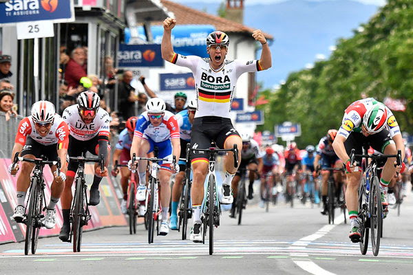 GIRO D'ITALIA: Pascal Ackermann al debutto in un grande giro si impone su Elia Viviani e Caleb Ewan