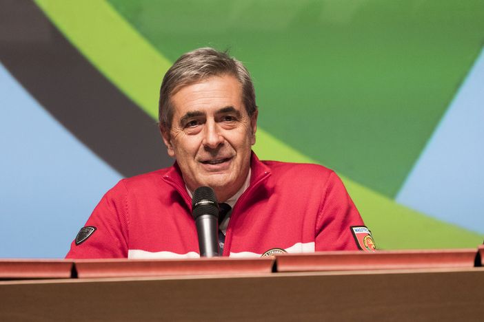 Il neo Presidente della Regione all'Assemblea dei Maestri di Sci. La professionalità delle nostre giubbe rosse è proverbiale. L'auspicio che Antonio Fosson insegni a 'politicare correttamente' anche i nostri politici