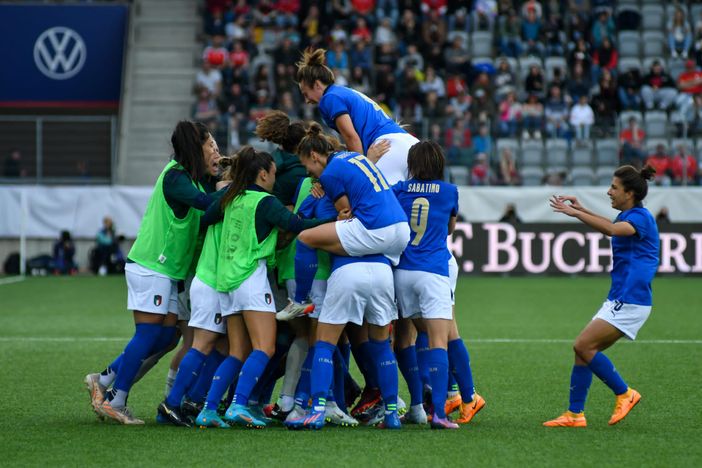 Calcio: Le azzurre rosa mettono ko alle rossocrociate svizzere Calcio: Le azzurre rosa mettono ko alle rossocrociate svizzere