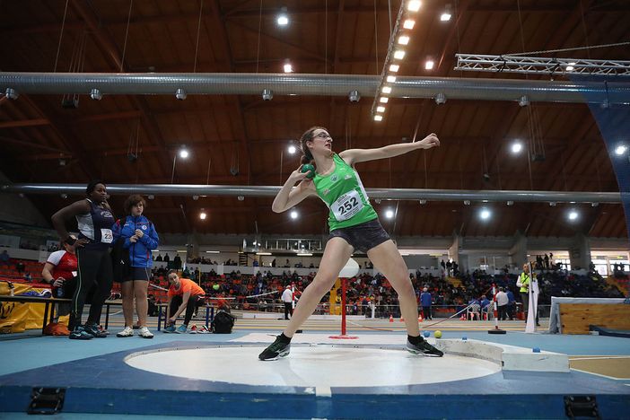 Giulia Zambotto impegnata nel lancio del peso