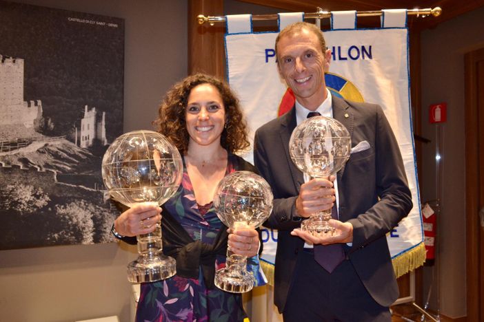 Il giornalista sportivo Luca Casali, moderatore della cerimonia di premiazione, insieme a Federica Brignone