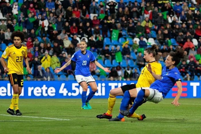 Calcio: L'Italia rosa sconfitta dalle verdi oro del brasile Calcio: L'Italia rosa sconfitta dalle verdi oro del brasile