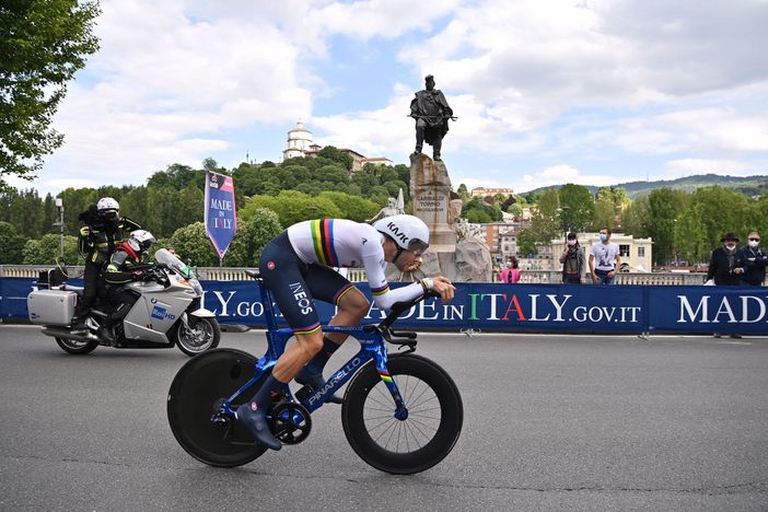 Il Presidente dell'UCI David Lappartient ha premiato la Maglia Rosa Valerio Conti Il Presidente dell'UCI David Lappartient ha premiato la Maglia Rosa Valerio Conti