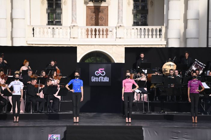 TORINO ABBRACCIA LE STELLE DEL GIRO D'ITALIA TORINO ABBRACCIA LE STELLE DEL GIRO D'ITALIA