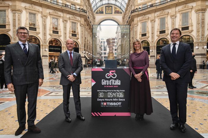 Da sinistra: Paolo Bellino, Amministratore Delegato e Direttore Generale di RCS Sport, Stefano Carrara, Brand Manager Tissot Italia, Roberta Guaineri, Assessora al Turismo e allo Sport del Comune di Milano, e Antonio Rossi, Sottosegretario ai Grandi Eventi Sportivi Da sinistra: Paolo Bellino, Amministratore Delegato e Direttore Generale di RCS Sport, Stefano Carrara, Brand Manager Tissot Italia, Roberta Guaineri, Assessora al Turismo e allo Sport del Comune di Milano, e Antonio Rossi, Sottosegretario ai Grandi Eventi Sportivi