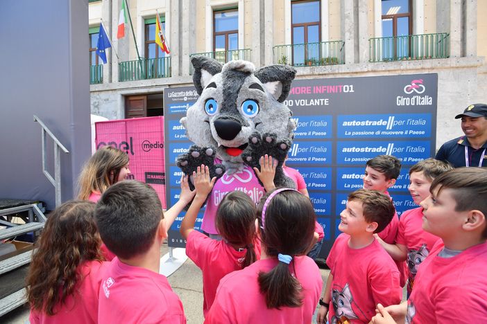 La mascotte del Giro &quot;Wolfie&quot; insieme ai bambini del progetto BiciScuola al Giro d'Italia 2018