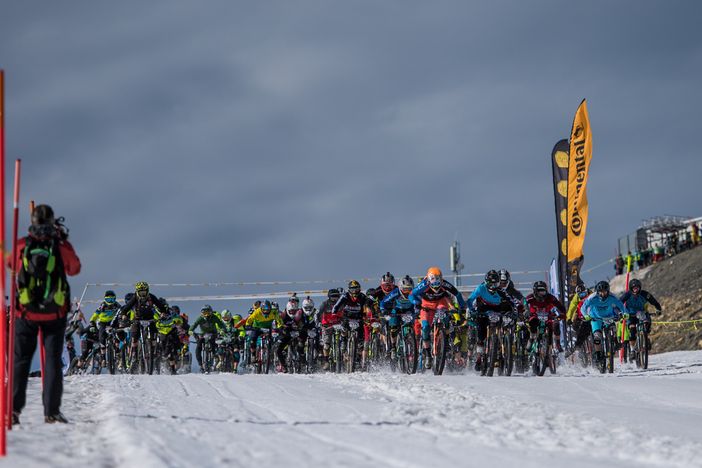 Ciclismo: La discesa sulla neve lungo le pendici del Cervino