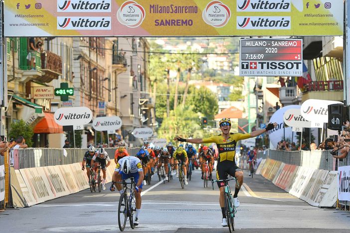 Wout van Aert vince la 111a Milano-Sanremo battendo in una volata ristretta Julian Alaphilippe