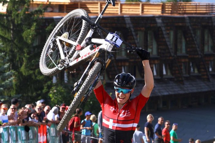 Pedersen alza la bici in segno di vittoria