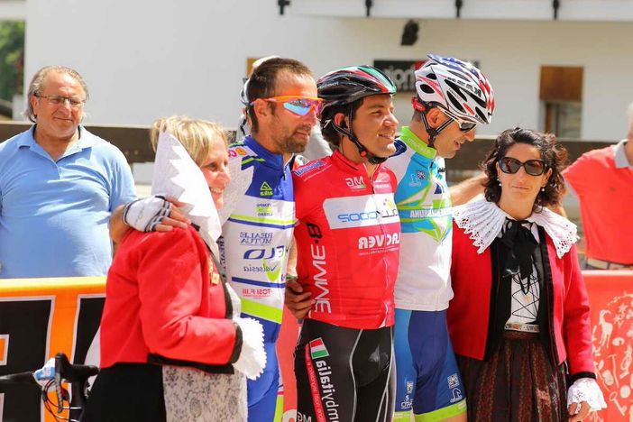 I vincitori sorridenti sul podio I vincitori sorridenti sul podio