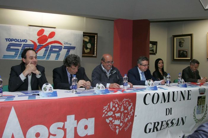 Da sn: Michel Martinet, sindaco di Gressan; Aurelio Marguerettaz, ass. regionale allo Sport; Renzo Bionaz; Marco Vierin, v.p. Consiglio Valle; Emily Rini, ass. reg. Istruzione e Cltura; Pierantonio Genestrone, pres. di Confcommercio VdA. Interbista tratta da Da sn: Michel Martinet, sindaco di Gressan; Aurelio Marguerettaz, ass. regionale allo Sport; Renzo Bionaz; Marco Vierin, v.p. Consiglio Valle; Emily Rini, ass. reg. Istruzione e Cltura; Pierantonio Genestrone, pres. di Confcommercio VdA. Interbista tratta da