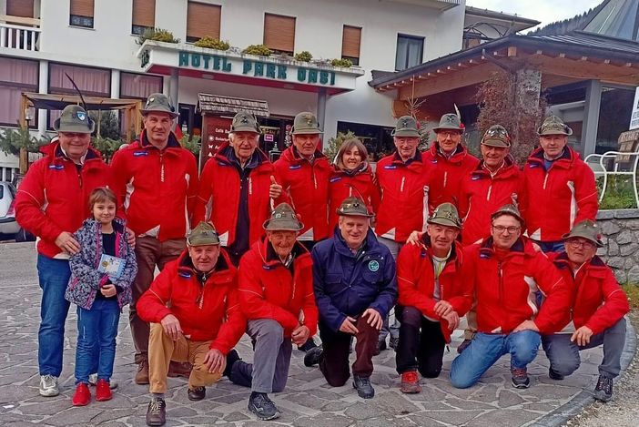 Foto di Gruppo con al centro in giacca blue il responsabile sportivo ana vda il Vicepresidente di coordinamento Edi Aymonod