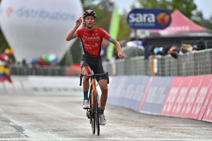 GIRO D'ITALIA - COMUNICATO STAMPA 	 13 MAGGIO 2021  GINO MÄDER VINCE LA TAPPA 6 DEL GIRO D’ITALIA  ATTILA VALTER È LA NUOVA MAGLIA ROSA
