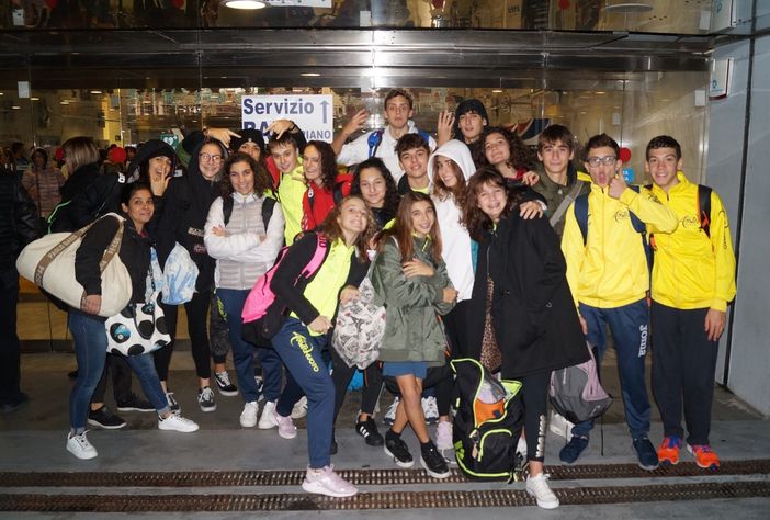 Gli atleti dell’Aosta Nuoto all’uscita dal Palazzo del Nuoto domenica scorsa