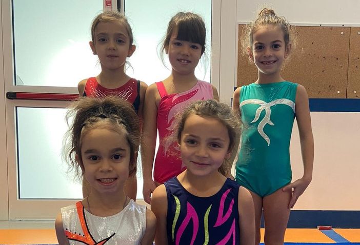 In piedi Elisa Zito, Beatrice Colombo e Rebecca Giovinazzo, in ginocchio Maria Martino Coriano e Luce Pavan