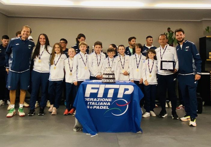 Foto della squadra con la Coppa Davis: in bianco da sx Viérin, Susanna, Perrin, Belley, Montegrandi, Melotti, Pretti, Cotaba, Perrelli, Paonessa con i Tecnici Federali