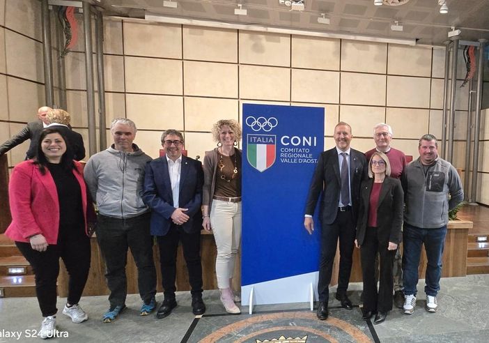 La nuova Giunta Coni VdA, da sinistra: Guidi, Mosca Barberis, Serra, Favre, il Pres. Dondeynaz, Pellizzer, Vietti e Comé La nuova Giunta Coni VdA, da sinistra: Guidi, Mosca Barberis, Serra, Favre, il Pres. Dondeynaz, Pellizzer, Vietti e Comé