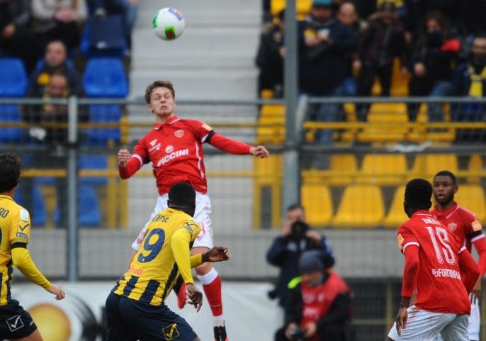 Hans Nicolussi Caviglia in elevazione tra gli avversari Hans Nicolussi Caviglia in elevazione tra gli avversari