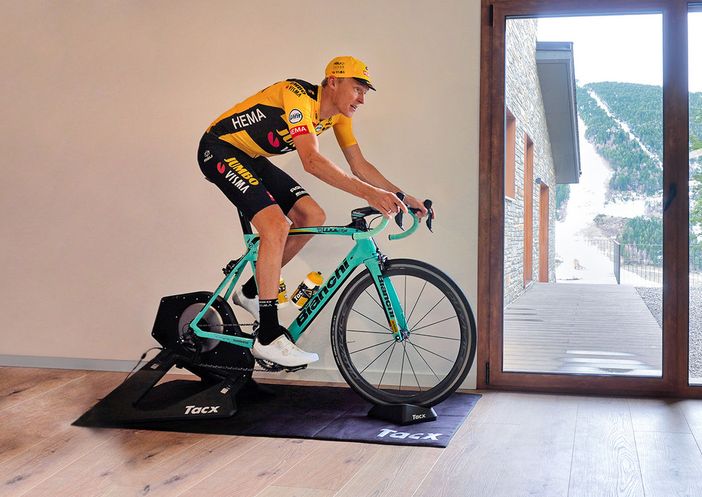 Robert Gesink (Team Jumbo - Visma), vincitore della tappa dei Laghi di Cancano