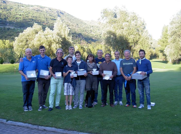 La foto dei premiati nella Coppa del Presidente. Sotto la consegna dei riconoscimenti a Luca Pignataro e Stefano Serravalle