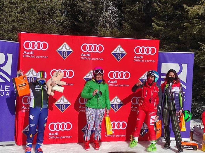 Nella foto: Raffaella Ghirarduzzi (sinistra) con il maiale Mirko - Credits: Skiing for Pigs