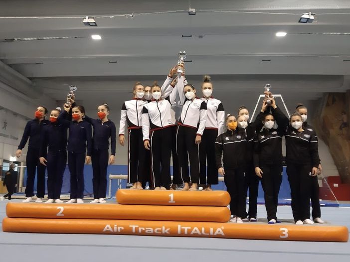 Sophie Graziano, Sofia Chiumello, Fatima Rosset, Martina Saroglia e Vittoria Ramanzin sul podio