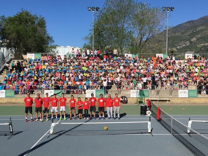 Tennis: Racchette in classe per far scoprire la terra rossa ai giovani Tennis: Racchette in classe per far scoprire la terra rossa ai giovani