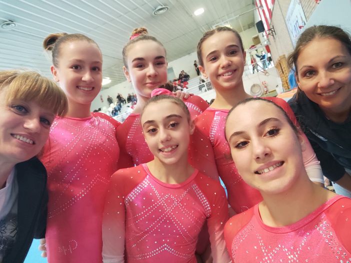 Claire Savoye (in alto a sinistra) con le compagne del CH4, la sua allenatrice Federica Vinante e la tecnica della società chivassese Claire Savoye (in alto a sinistra) con le compagne del CH4, la sua allenatrice Federica Vinante e la tecnica della società chivassese