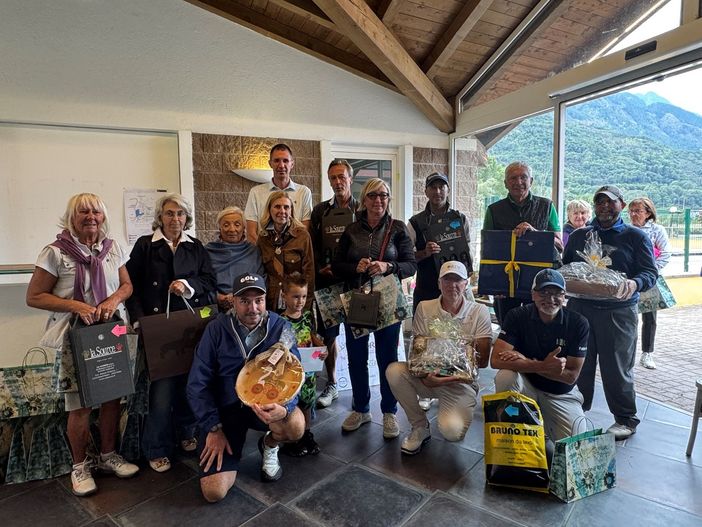 Da sinistra: Elvira Bianchi, Simonetta Manotti, Paola Varda, Darion Barone, Viviana Maria Vallet (Presidentessa della soroptimist sezione vda), Roberto Rossi, Elisabetta Misino, Massimiliano Cadin, Attilio Celesia, Marco Edifizi, (in ginocchio da sinistra) Simone Fiabane, Samuele Fiabane, Leandro Ducly e Fabio Fortin.