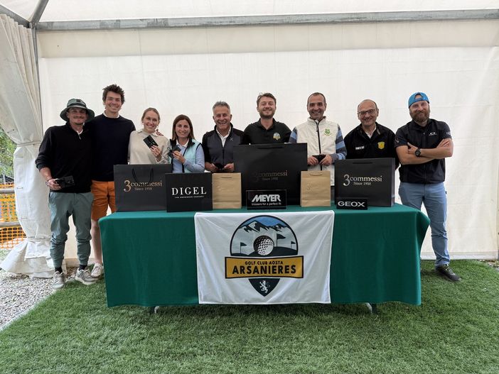 Nella foto da sinistra: Alberto Borre, Filippo Maquignaz, Carlotta Mazzocco, Francesca Rey, Domenico Pellicone, Andrea Succi, Massimo Scopacasa, Domenico Scopacasa, Simone Meggiolaro.